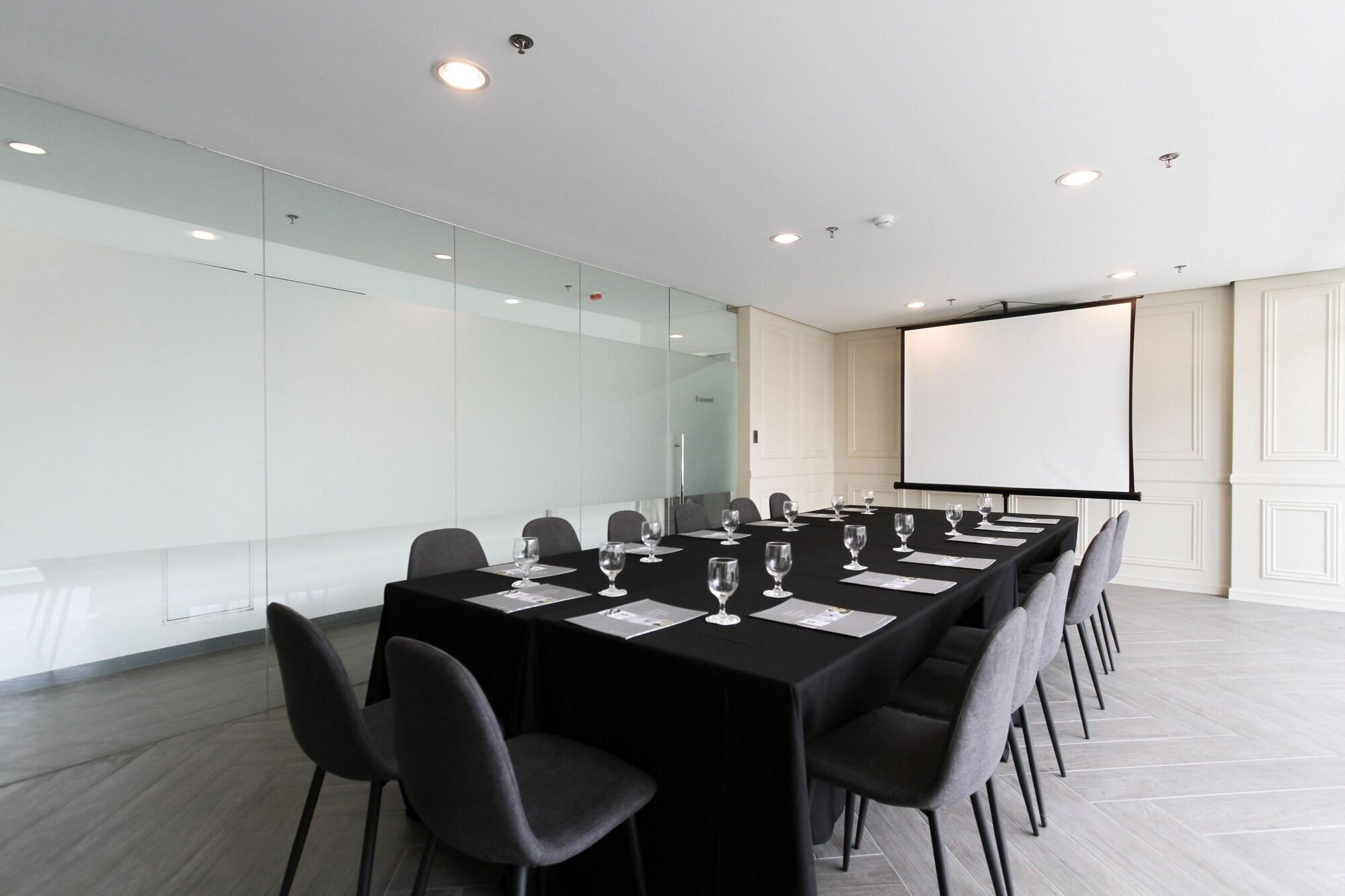 Privato Makati Hotel 3*